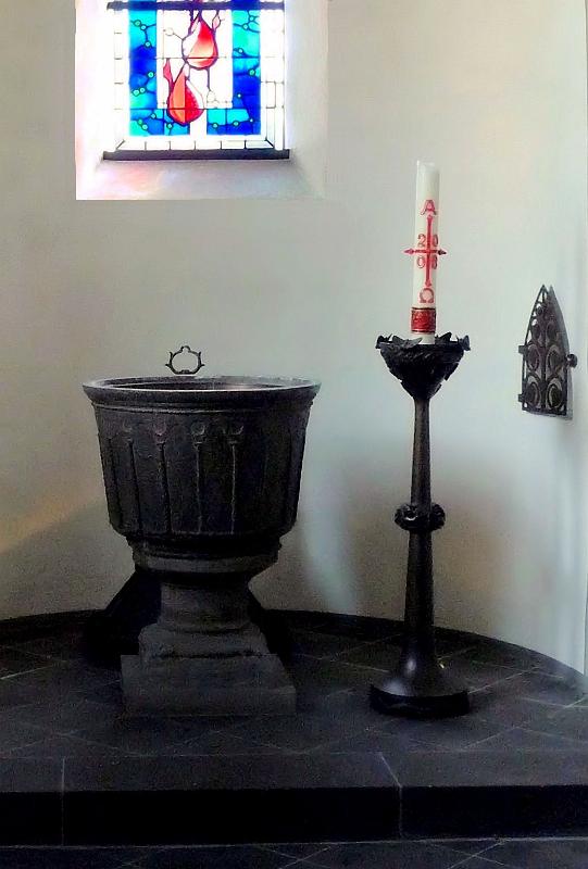 032 Taufstein.JPG